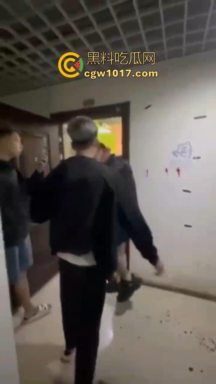 纹身的也不过如此嘛！来到精神小伙地盘，该挨打还是得乖乖老实挨打，一拳一脚直击头部，浑身是血极其惨烈！-7