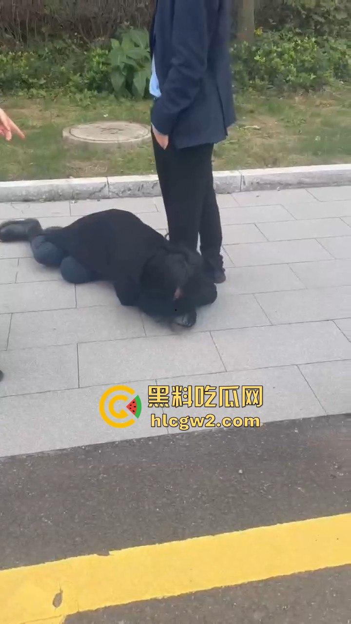 江苏女子匍匐跪地讨18万工钱！抱住腿痛哭求怜悯，欠薪公司无动于衷近20天仍赖账！-7