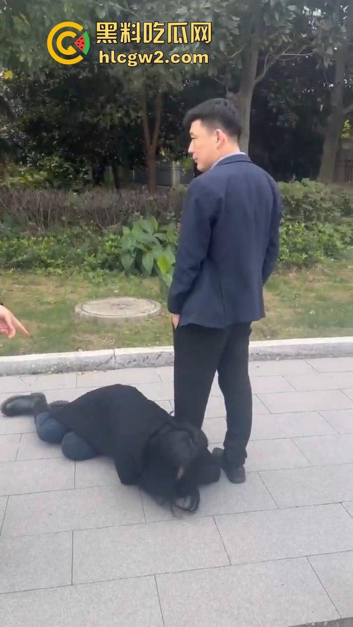 江苏女子匍匐跪地讨18万工钱！抱住腿痛哭求怜悯，欠薪公司无动于衷近20天仍赖账！-8