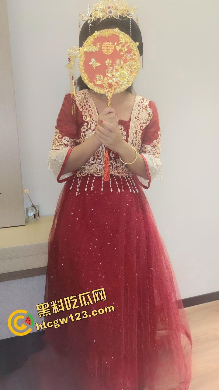 海角乱伦00后跟45岁老母新娘秀禾服返场，我妈一宿被我操成新娘，狼牙套干高潮后又逼扣喷水！-3