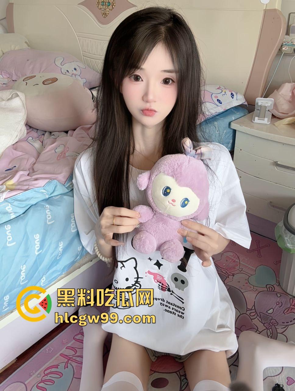 情侣出租屋极简啪啪，没有床只有床垫也能约，美女娇羞到脸红，叫声又奶又甜直接把人听硬！-1