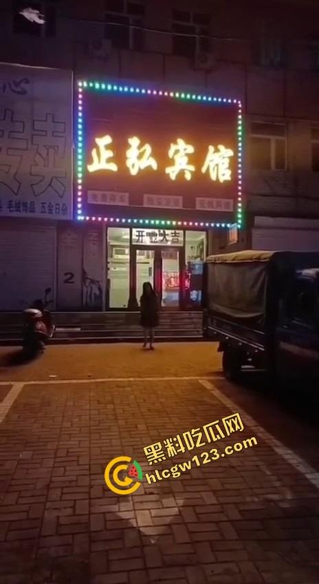 辽宁软饭男真实上演软饭硬吃，足浴店下班接人，老婆被操到下面疼，他还劝她继续干一年！-2