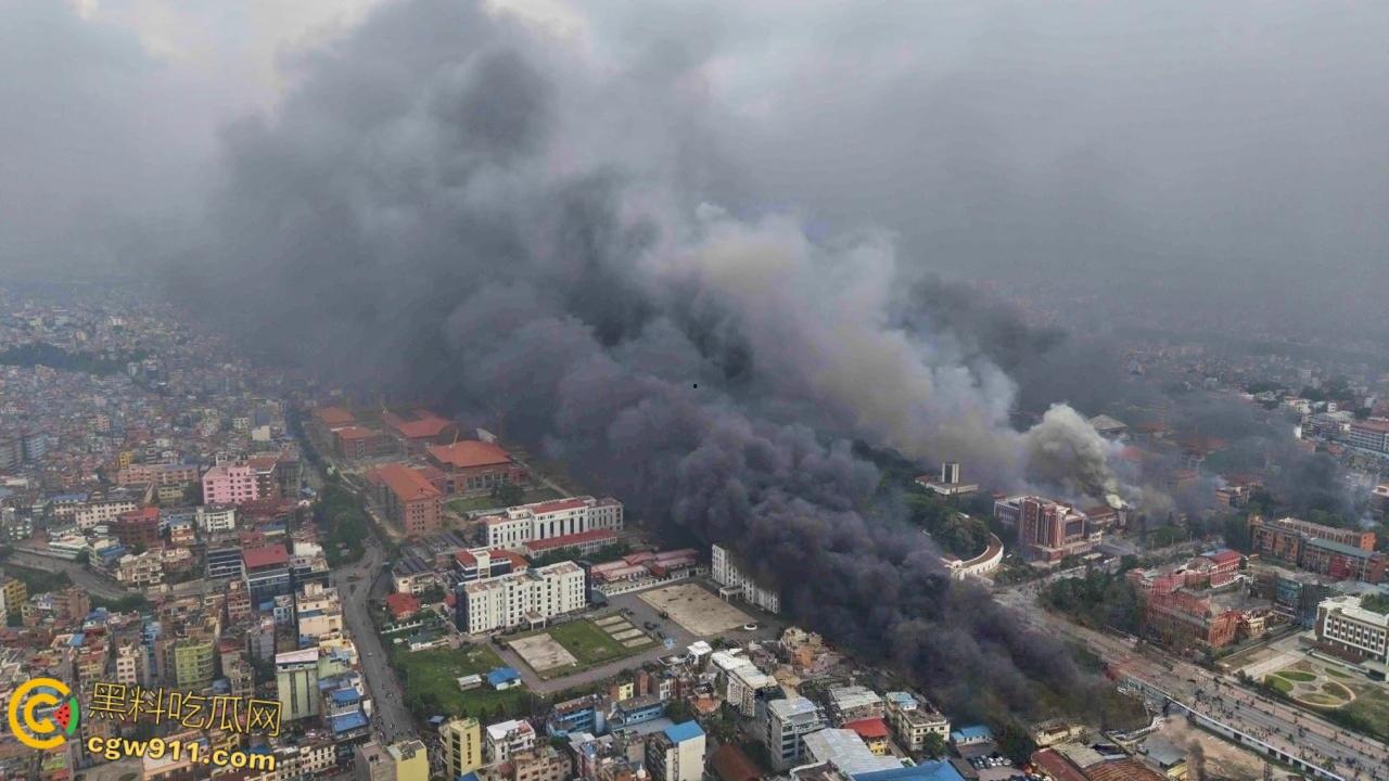 尼泊尔囚犯监狱大逃亡，大会党外交部长被抗议者殴打，街头瞬间变成危机四伏的战场，暴乱失控全国沦陷！-3
