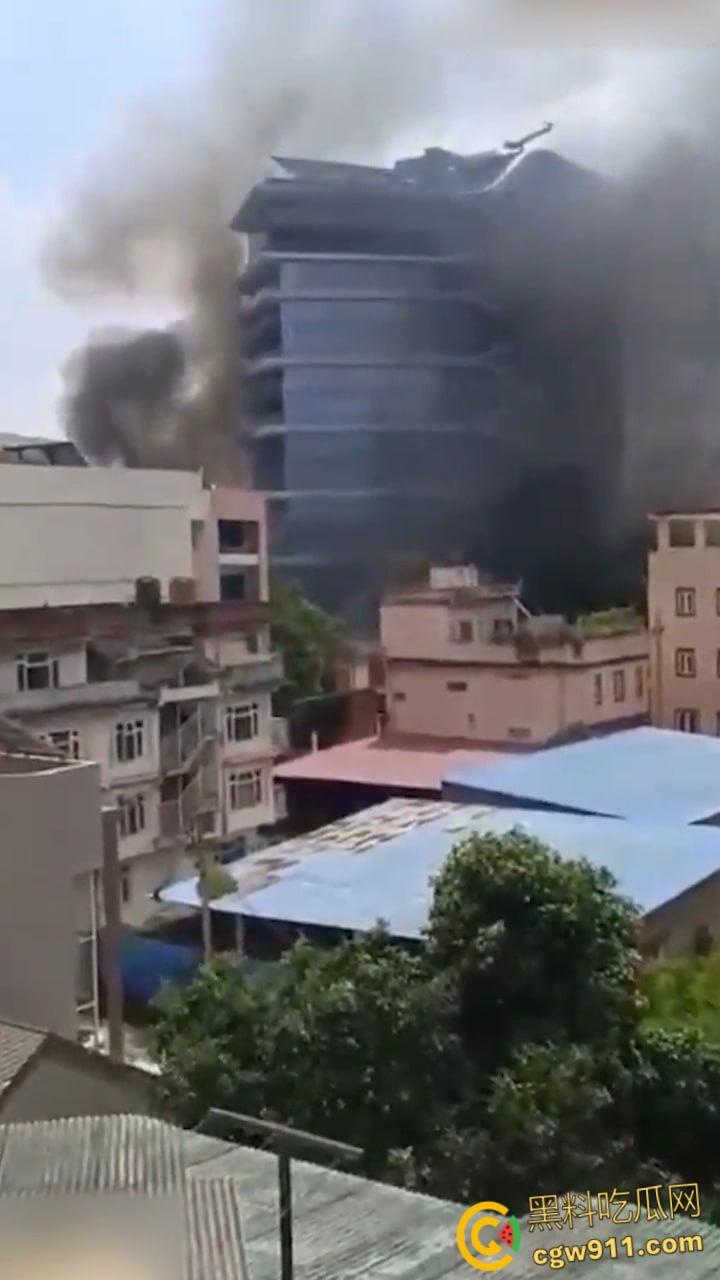 尼泊尔囚犯监狱大逃亡，大会党外交部长被抗议者殴打，街头瞬间变成危机四伏的战场，暴乱失控全国沦陷！-8