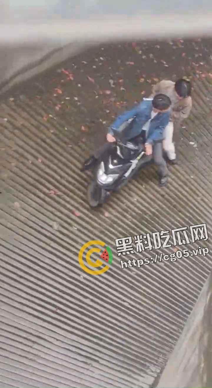 马鞍山职业技术学院 小情侣大白天就在女生宿舍楼下打野战 旺盛的荷尔蒙按耐不住-7