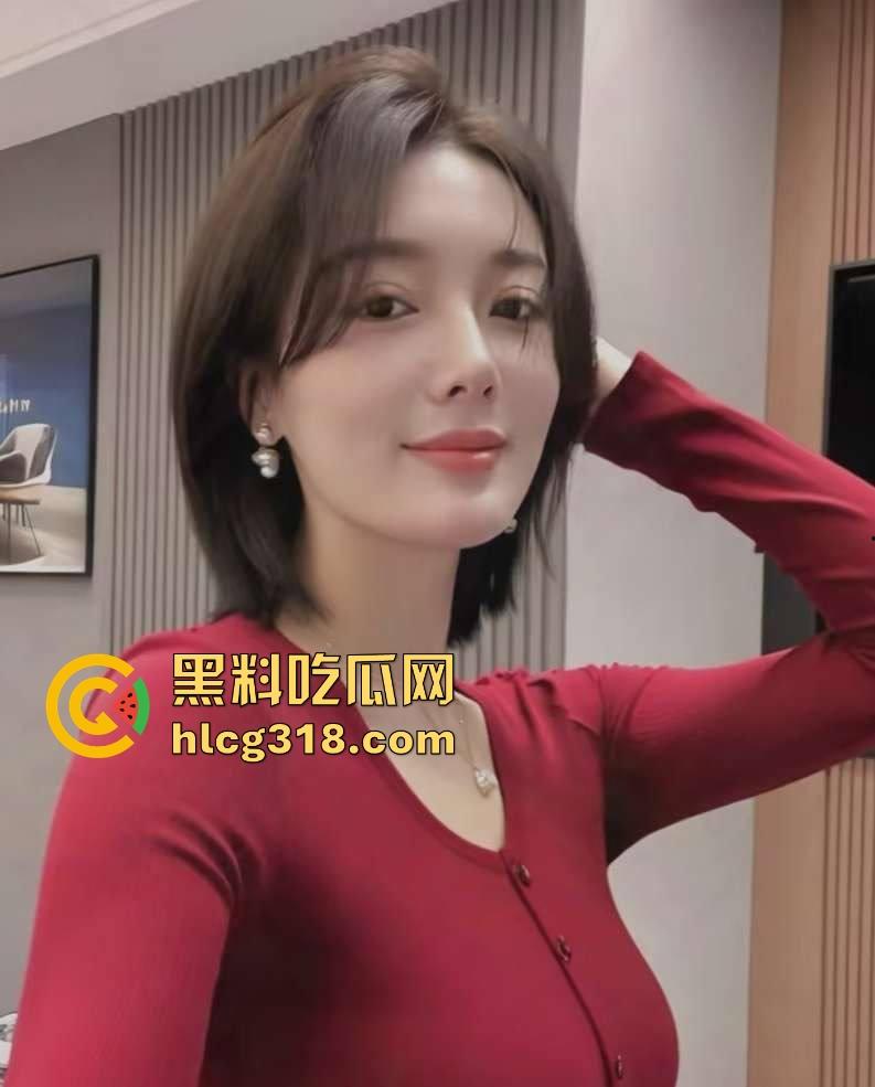 KTV里都开始轮流干嫂子，兄弟喊麦伴奏，兄弟老婆众人炮架都能当众干，喝酒唱歌举杯助兴！-3