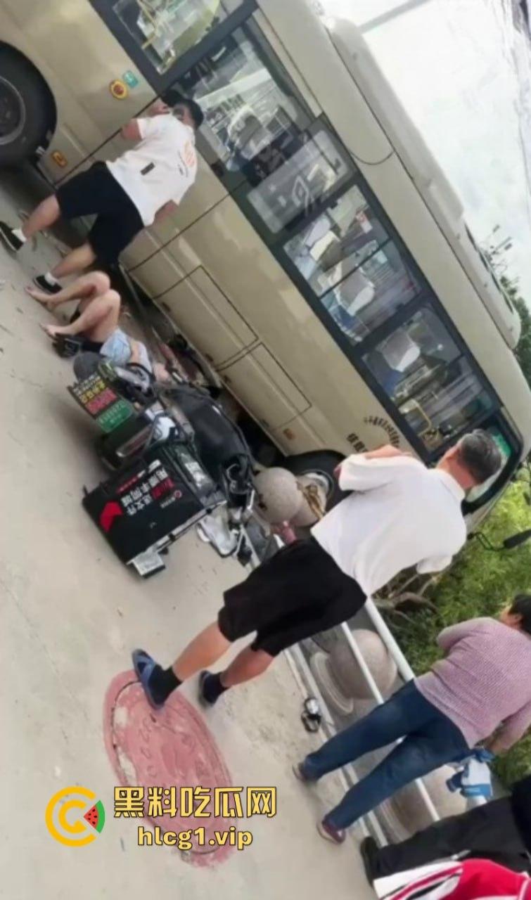 愿逝者安息 生者坚强 泰安东平学校门口发生交通事故致十余人死伤 司机被控制-2