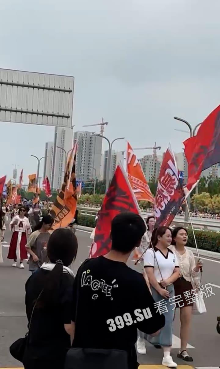 TFBOYS十周年演唱会女粉图鉴  并向抗洪一线的人民子弟兵致敬！-15