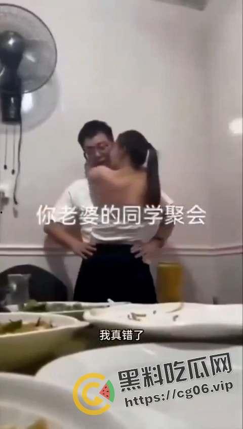 都说同学聚会不要录像了！少妇缠着上学时喜欢的男孩子不放 奶子都喂脸上了-1