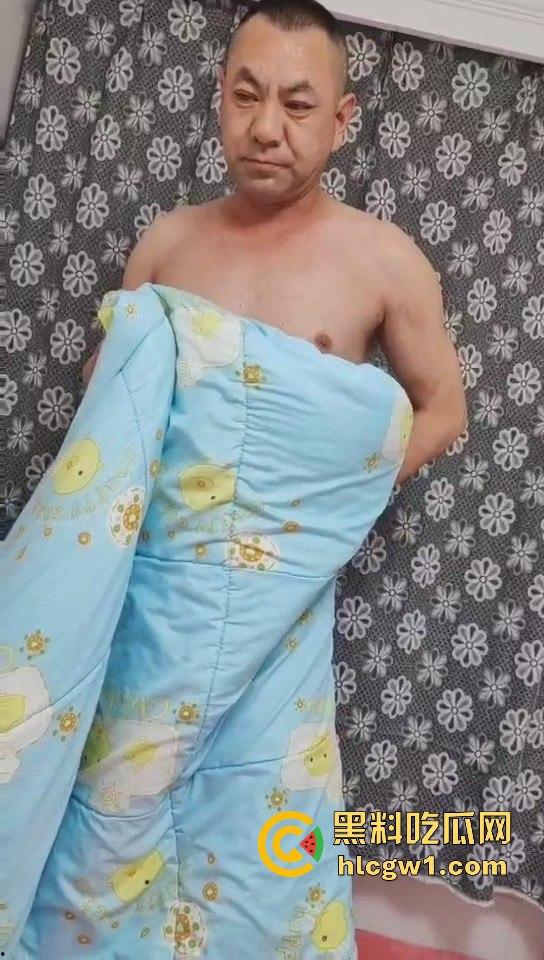 南昌捉奸场面火爆!刀都架婊子脖子上了,狗男人还裹被子怕走光,真是笑死人!-5