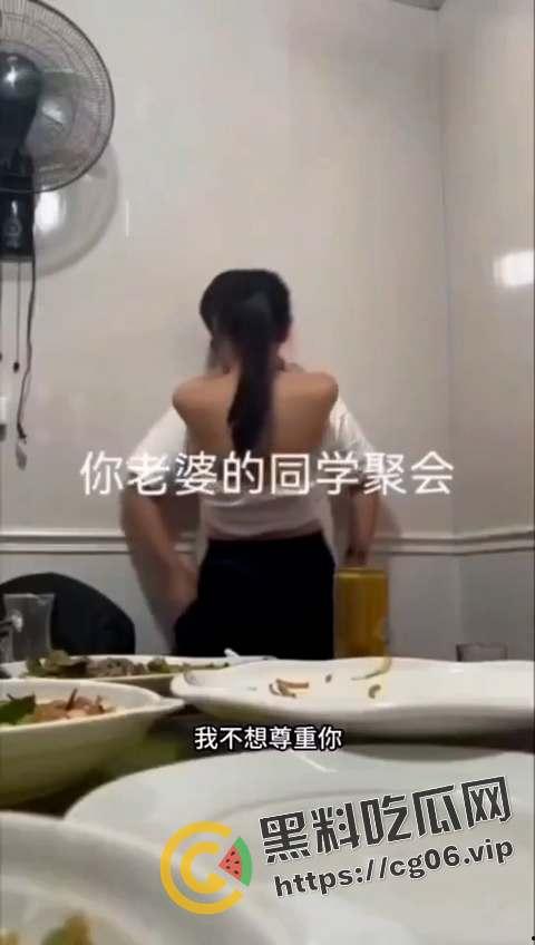 都说同学聚会不要录像了！少妇缠着上学时喜欢的男孩子不放 奶子都喂脸上了-2