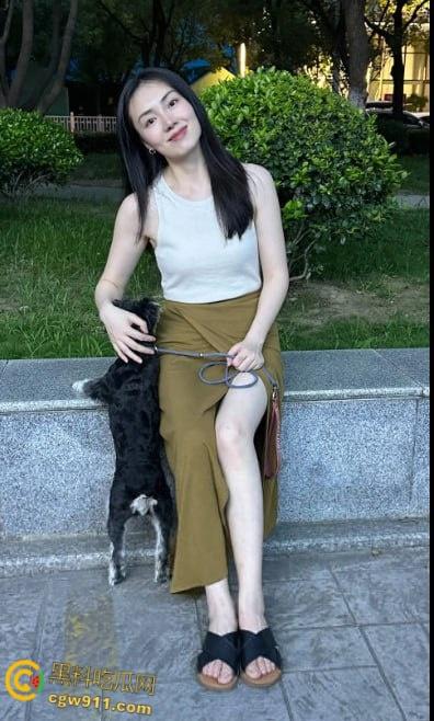 哥哥长期出差，嫂子饥渴难耐制服诱惑，黑丝高跟鞋大长腿，迷人的嫂子把套全丢了，精液塞满粉嫩小穴 ！-1