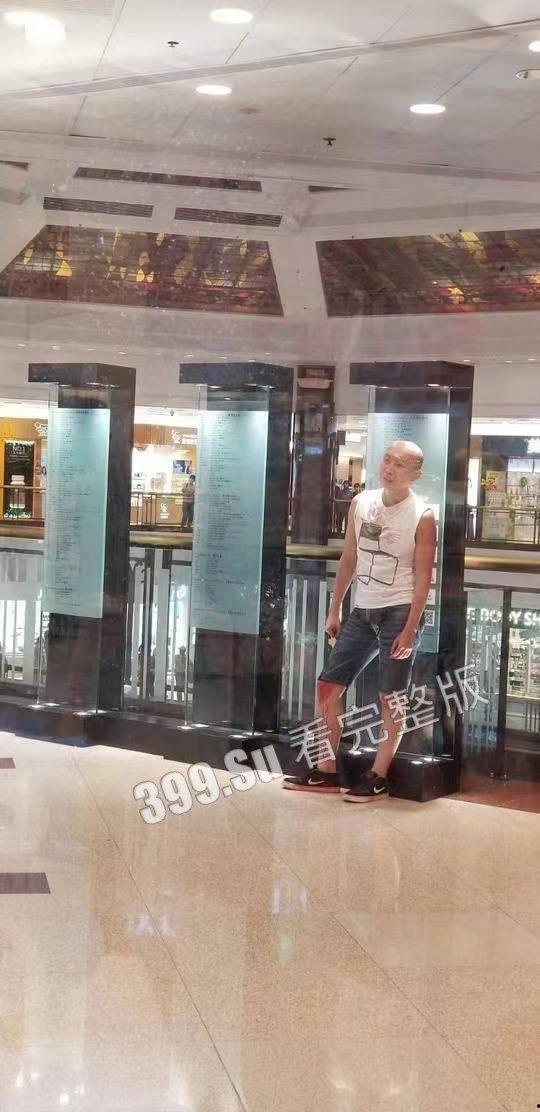 香港6月2日傍晚约5时，1男1女在钻石山荷里活广场3楼近戏院位置遭持刀追砍，被狠捅向心藏怒斩全身至少32刀，手法果断残忍-3