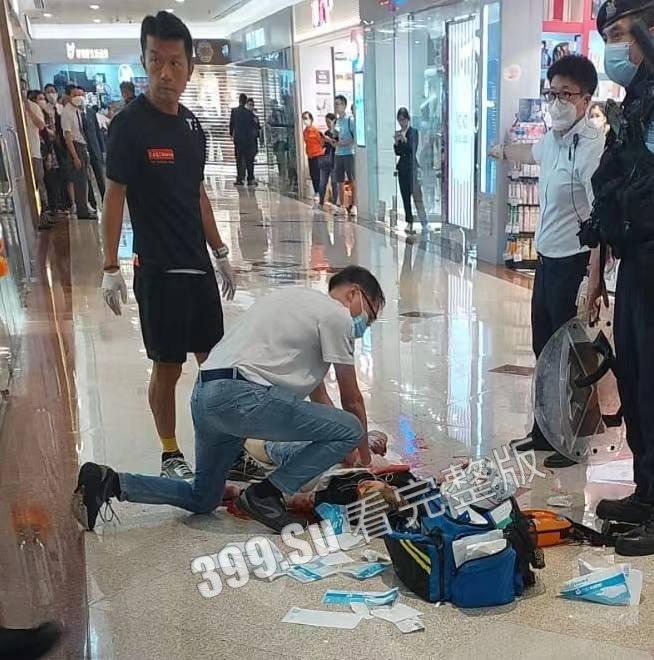 香港6月2日傍晚约5时，1男1女在钻石山荷里活广场3楼近戏院位置遭持刀追砍，被狠捅向心藏怒斩全身至少32刀，手法果断残忍-5