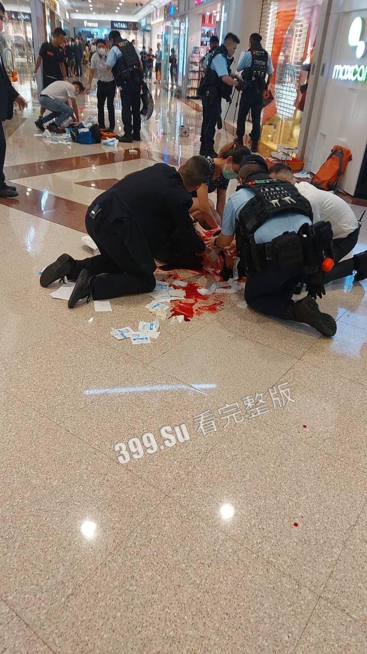 香港6月2日傍晚约5时，1男1女在钻石山荷里活广场3楼近戏院位置遭持刀追砍，被狠捅向心藏怒斩全身至少32刀，手法果断残忍-8