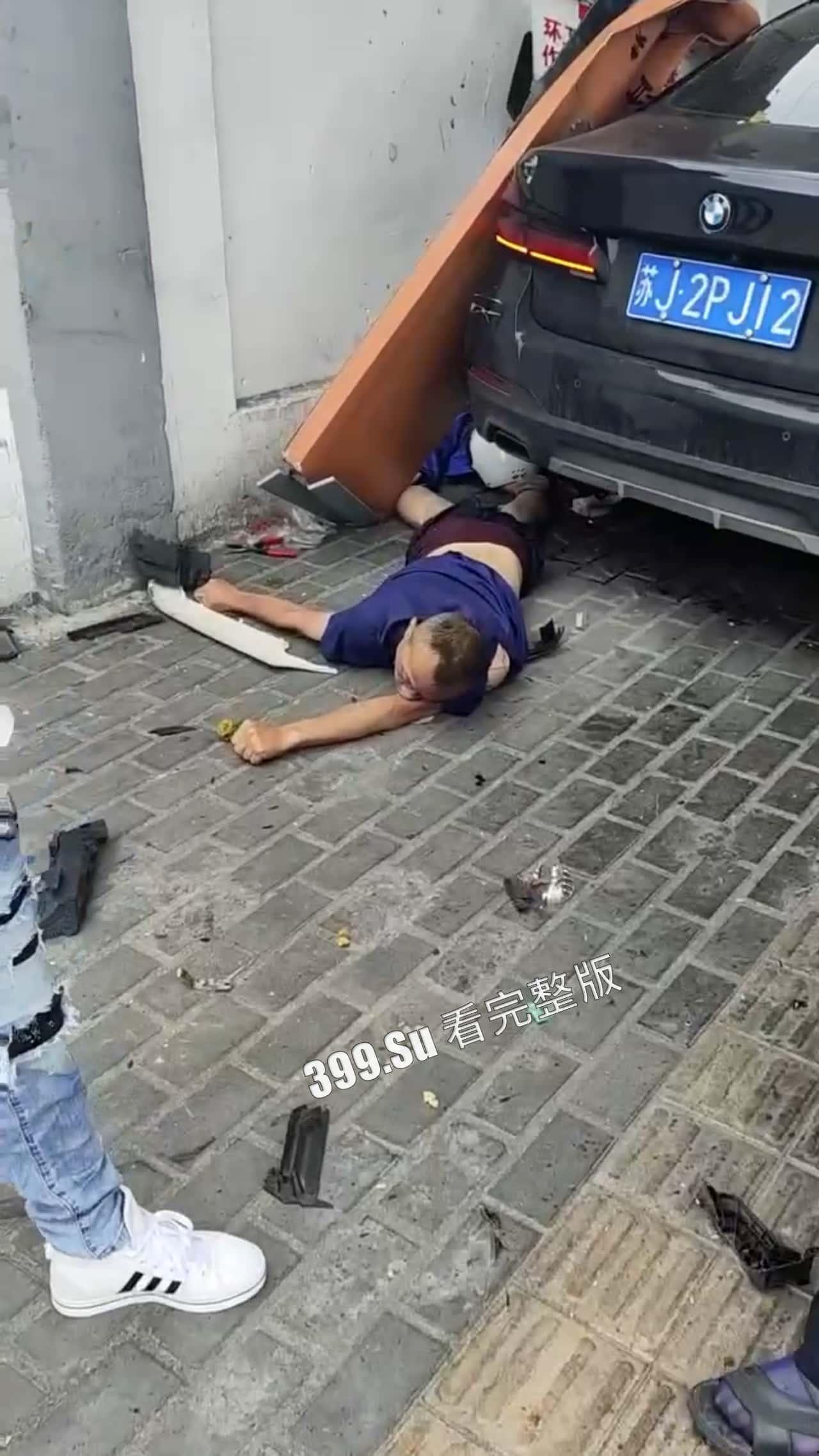 7.13盐城 文泽府邸小区 宝马车主 吸加料电子烟上头  连闯红灯朝人堆里撞  下车仍淡定打电话  现场视频惨烈-6