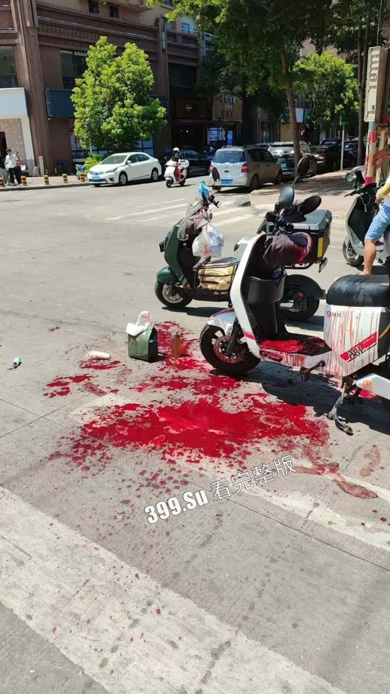 7.13盐城 文泽府邸小区 宝马车主 吸加料电子烟上头  连闯红灯朝人堆里撞  下车仍淡定打电话  现场视频惨烈-10