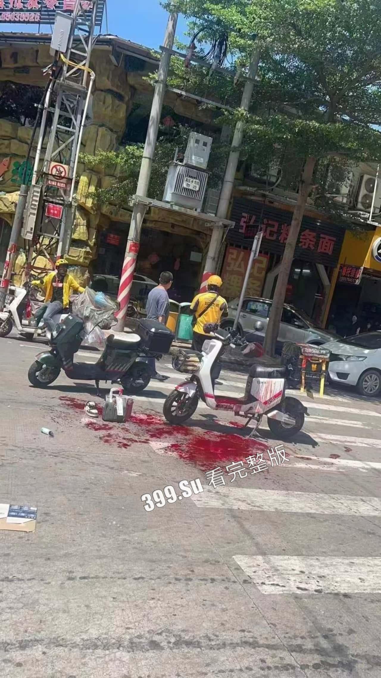 7.13盐城 文泽府邸小区 宝马车主 吸加料电子烟上头  连闯红灯朝人堆里撞  下车仍淡定打电话  现场视频惨烈-11