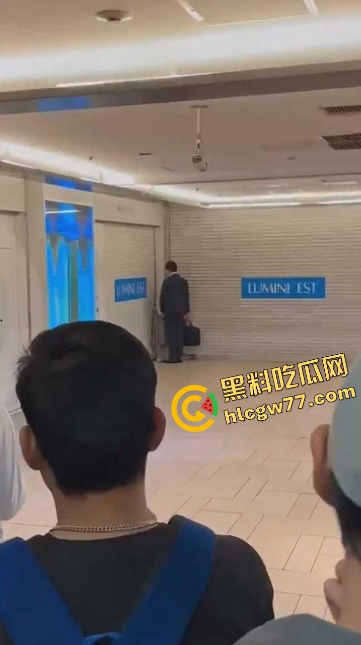 东京新宿站现场开撸？小情侣地铁口边亲边打飞机，游客人都看傻了，八嘎你们AV拍到地铁来了？-5