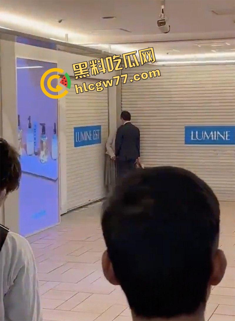 东京新宿站现场开撸？小情侣地铁口边亲边打飞机，游客人都看傻了，八嘎你们AV拍到地铁来了？-6