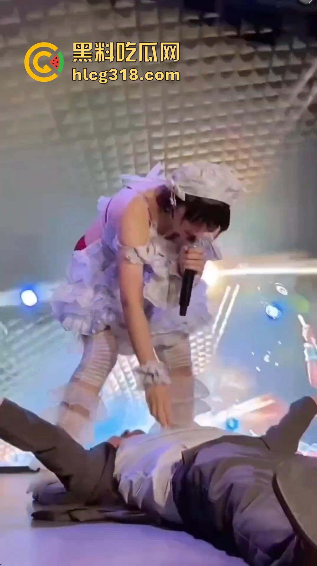 日本可爱女优粉丝见面福利，享受在线骑乘坐脸，幸运粉丝张开大口直接狂舔，狠狠的满足了！-2