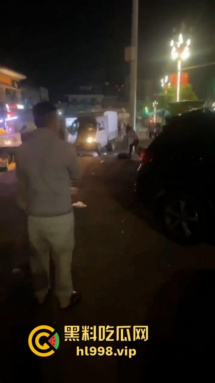 摆个摊你拼什么命啊？ 广东女老板为争摊位被男子当街砍杀  视频曝光血腥砍头过程-5