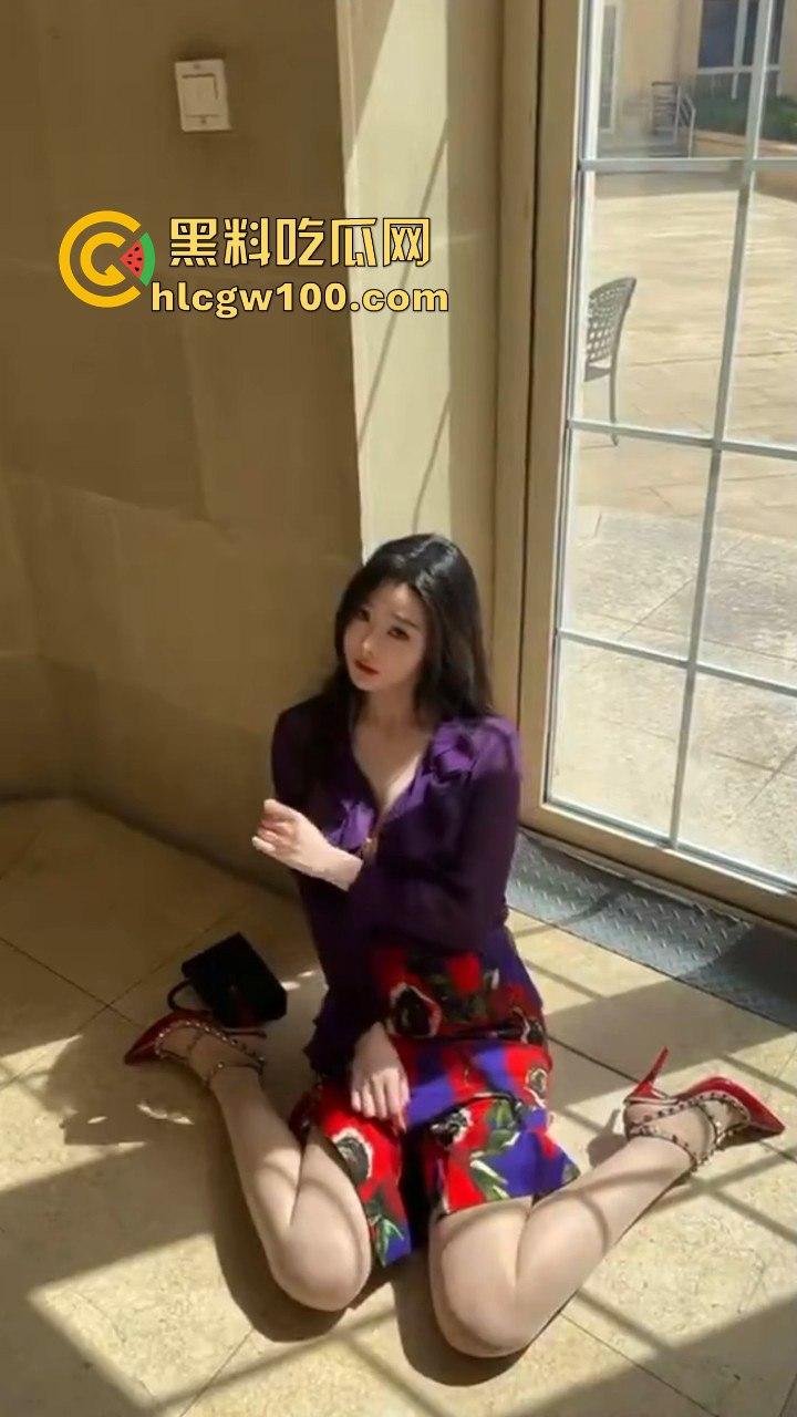 抖音高颜值极品反差网红【双马尾刺客】小逗逗的最新作品曝光，玉足黑丝大长腿地铁大胆露出。-7