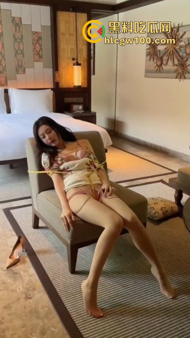 抖音高颜值极品反差网红【双马尾刺客】小逗逗的最新作品曝光，玉足黑丝大长腿地铁大胆露出。-11