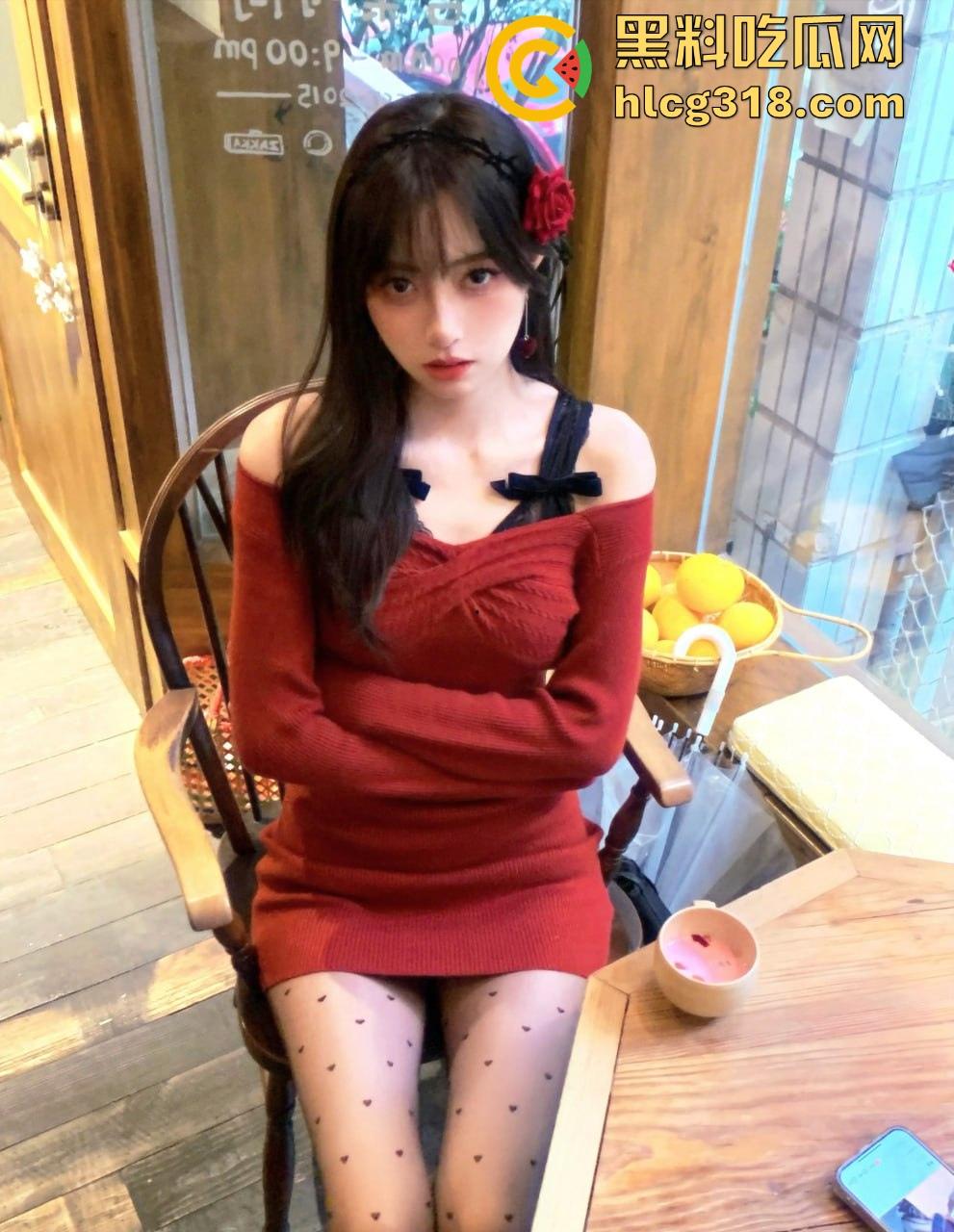 阳台晒太阳偶遇香艳场景，邻居美女赤裸露逼，好天气就应该多晒晒逼，晒完好操很多！-2