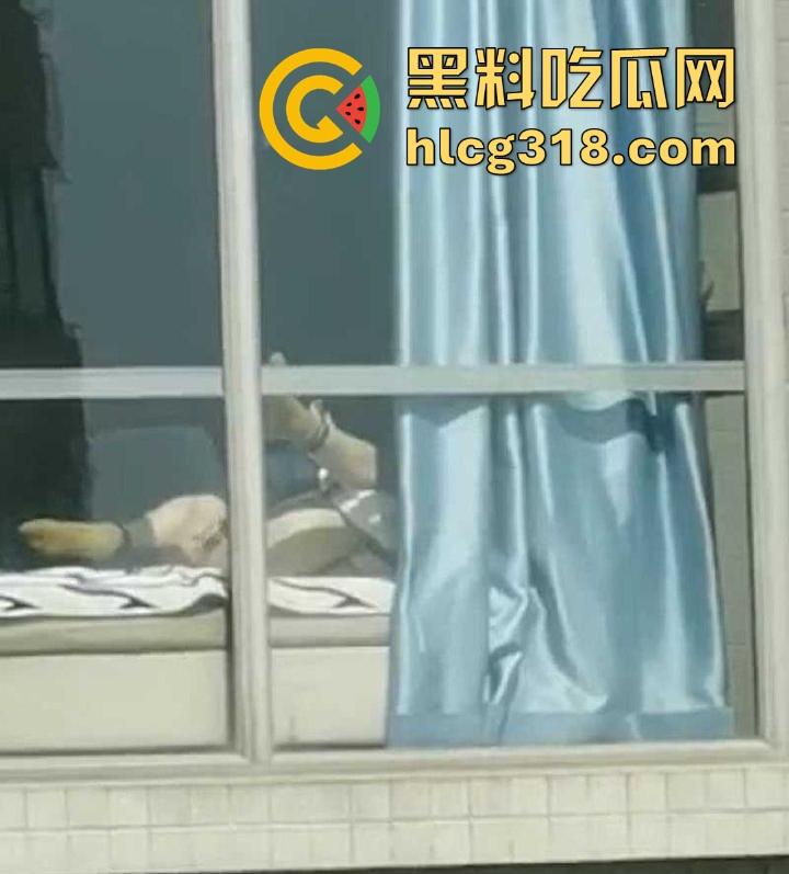 阳台晒太阳偶遇香艳场景，邻居美女赤裸露逼，好天气就应该多晒晒逼，晒完好操很多！-6