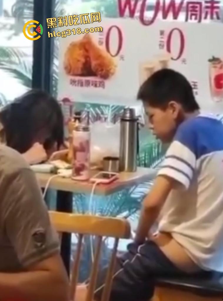 当众打飞机合集！来学学这些大神是如何在公共场合射精还不被发现的吧！-6