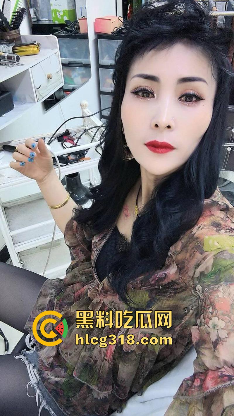 内蒙黑丝理发店老板娘【独领理发店】,离婚后快手擦边穿诱人丝袜卖骚,约炮体育生爆操骚穴!-3