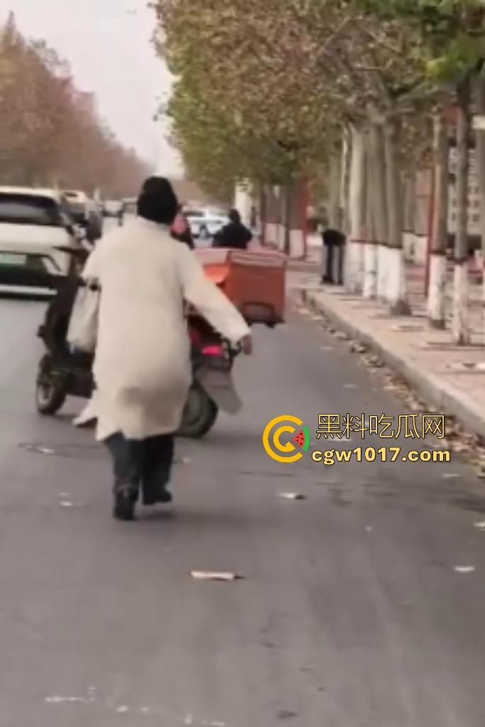 老八婆偷外卖被抓现行，语出惊人耍赖对着镜头吼“外卖小哥看上我了，相中我B贵不贵”，外卖小哥带着面罩都觉得羞耻！-8