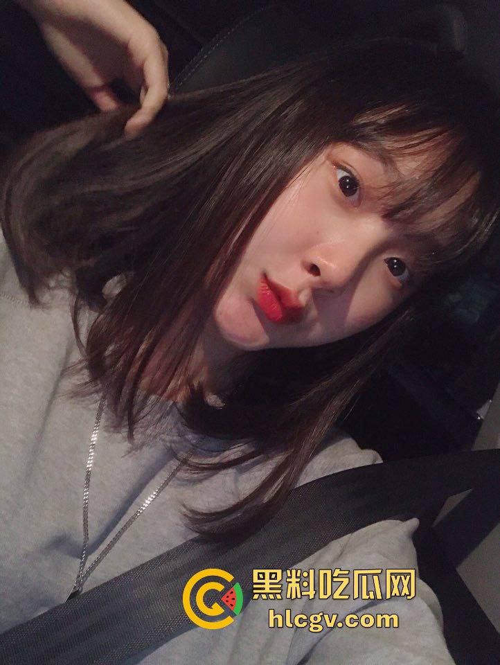 瓜友投稿韩国大一学生妹裸聊！甜美娃娃脸的她，居然洗浴间玩花花裸拍，各种姿势刁钻得让人忍不住拔枪！-1