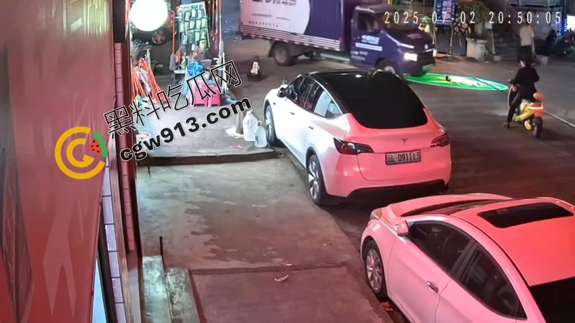 小童惨遭死亡车轮碾压！父母失职还是司机无辜？大理街头目睹令人心碎一幕-3