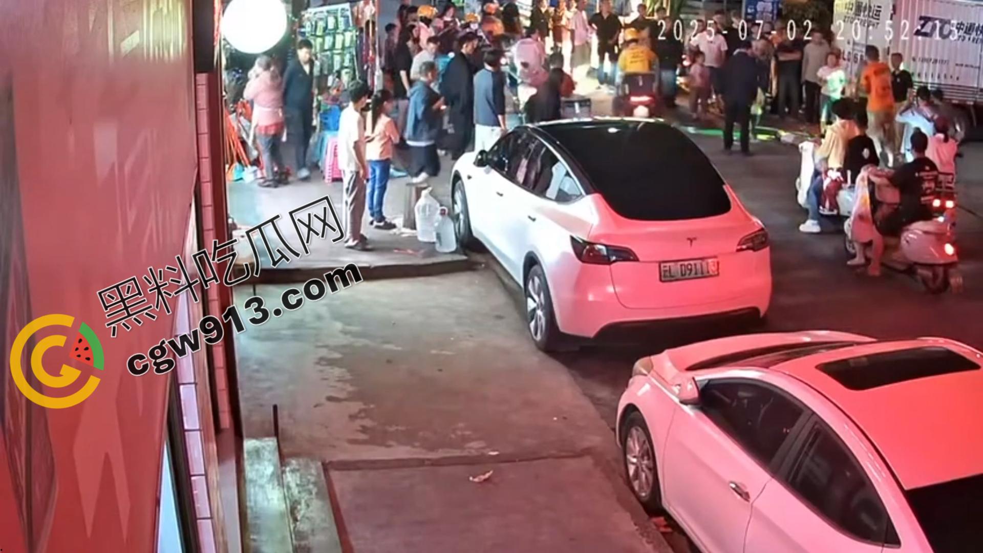 小童惨遭死亡车轮碾压！父母失职还是司机无辜？大理街头目睹令人心碎一幕-10