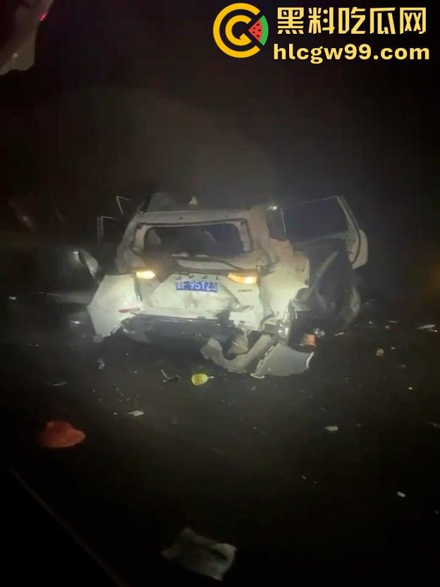 沪渝高速多车连环追尾，现场惨烈！小车加塞大车被夹成汉堡肉馅，现场警笛声不断-7