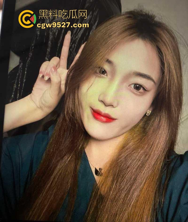 安徽工商学院00后嫩妹【李小晴】性爱私拍曝光，身材娇小却臀部饱满，无套情趣装火辣诱人，蜜汁肥穴淫水狂流！-2