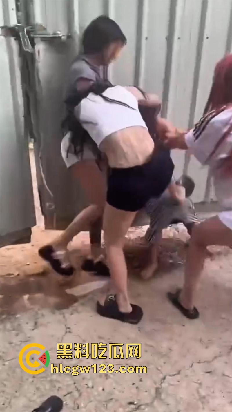 广西老表霸气护妹，精神小妹围殴闺蜜，同行小伙上前阻止不成，直接大打出手太爷们了！-1