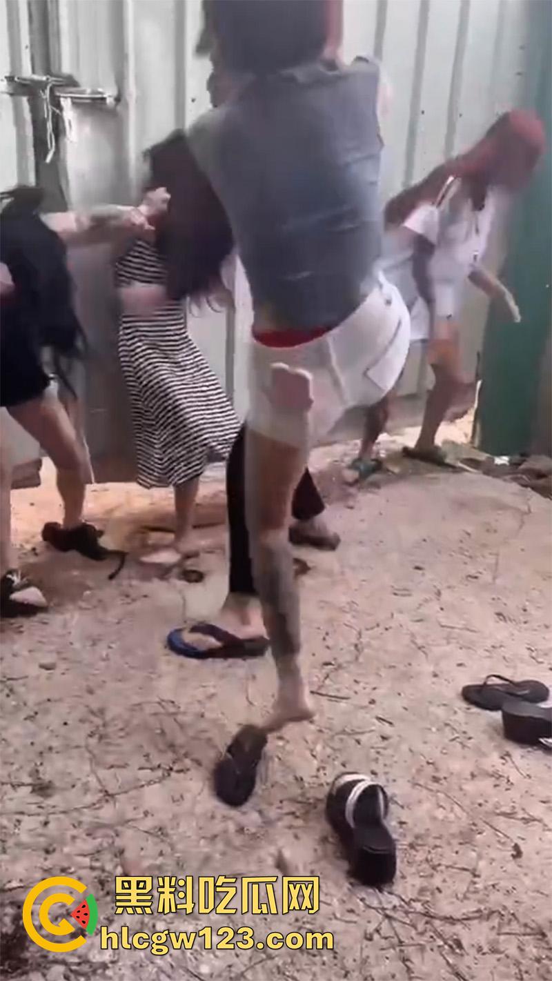 广西老表霸气护妹，精神小妹围殴闺蜜，同行小伙上前阻止不成，直接大打出手太爷们了！-3