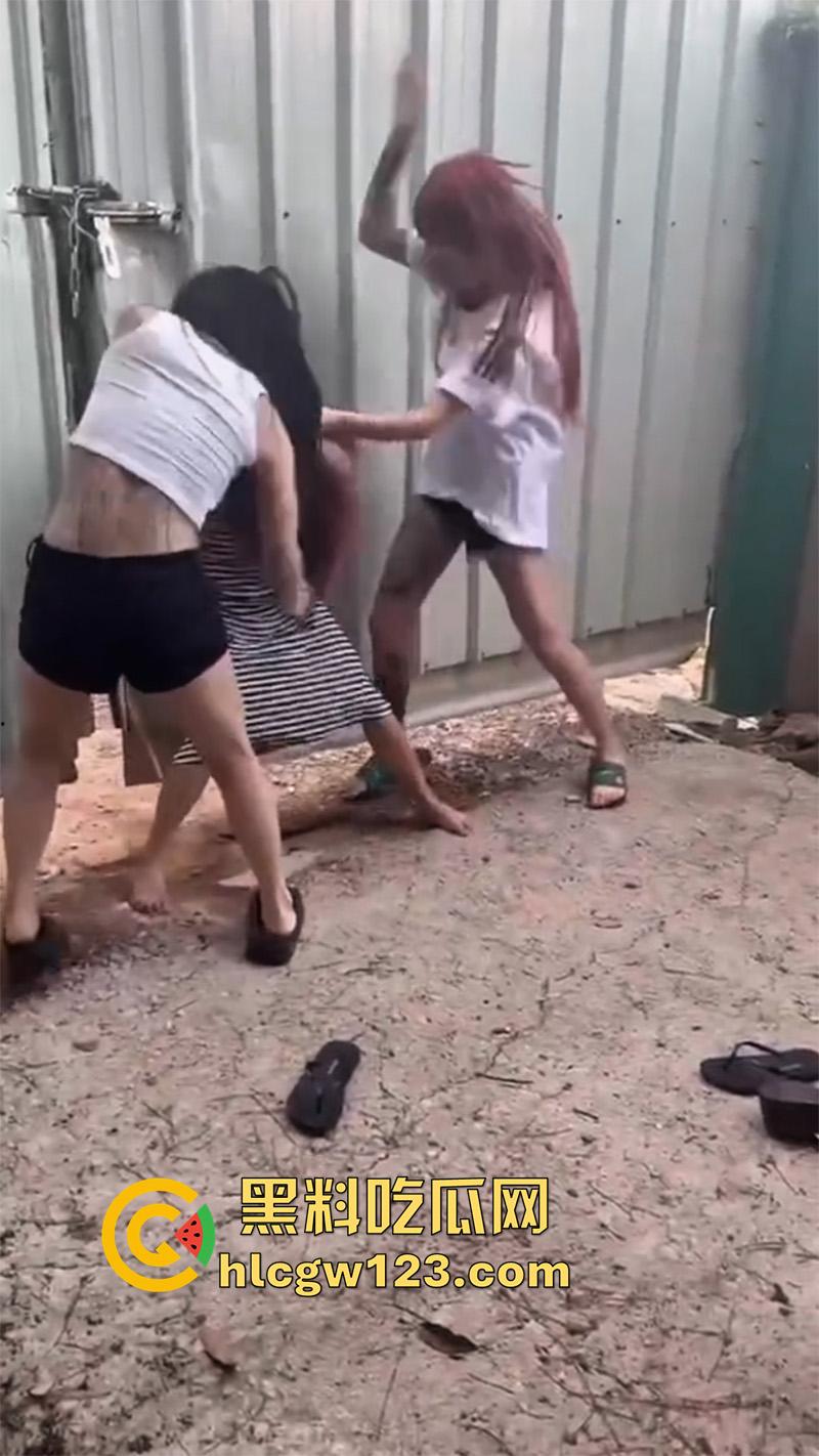 广西老表霸气护妹，精神小妹围殴闺蜜，同行小伙上前阻止不成，直接大打出手太爷们了！-4