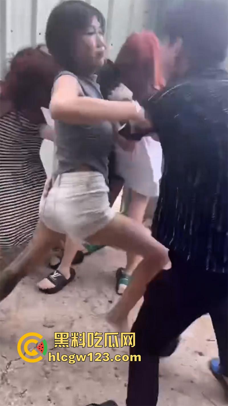 广西老表霸气护妹，精神小妹围殴闺蜜，同行小伙上前阻止不成，直接大打出手太爷们了！-5