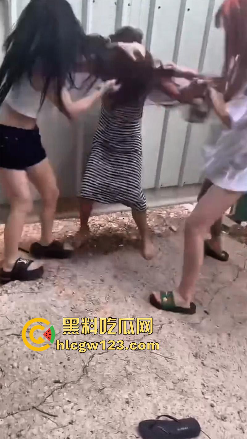 广西老表霸气护妹，精神小妹围殴闺蜜，同行小伙上前阻止不成，直接大打出手太爷们了！-7