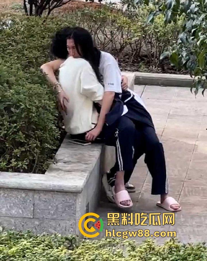 南京第三中学逆天小情侣野外做露水夫妻 无视旁人口交舔奶 被偷拍视频流出！-5