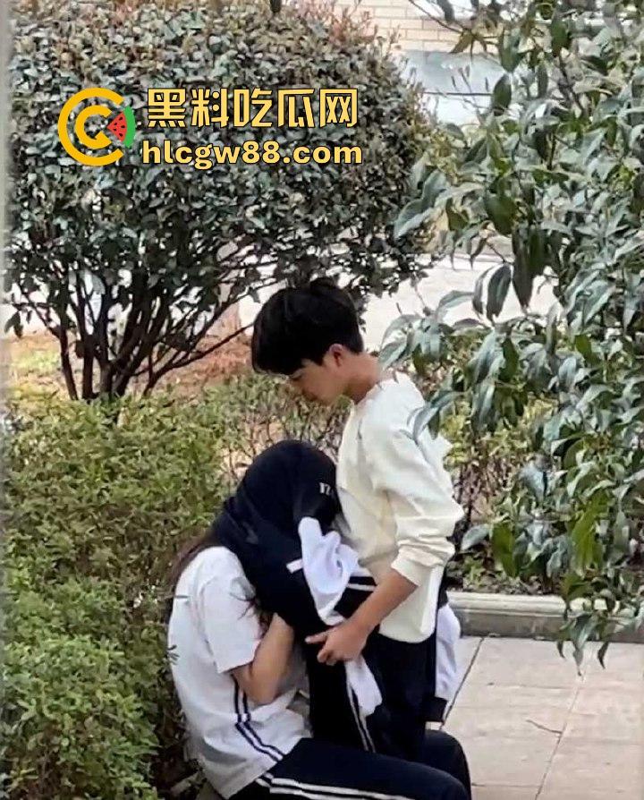 南京第三中学逆天小情侣野外做露水夫妻 无视旁人口交舔奶 被偷拍视频流出！-8
