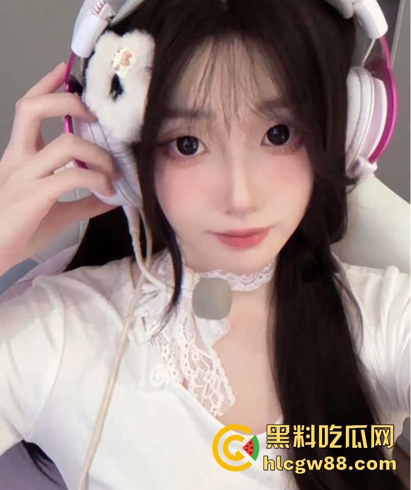 抖音清纯反差网红【圆】金主大尺度福利视频流出 完美身材尤物搔首裸舞 情趣内衣诱惑掰穴求操-5