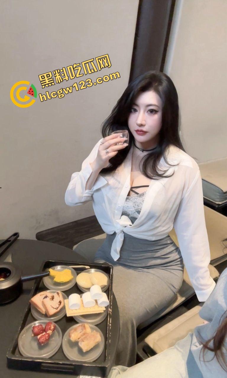 骚逼设门槛带套才让艹?瓜友小处男太惨了,女人翘着逼挑逗半天,不戴别想进,逼是有门禁的!-5