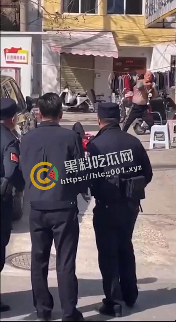 徐州鼓楼男子砍死三个人后当场自尽 对着自己脖子疯狂割 这是真的狠人 现场血腥画面流出-3