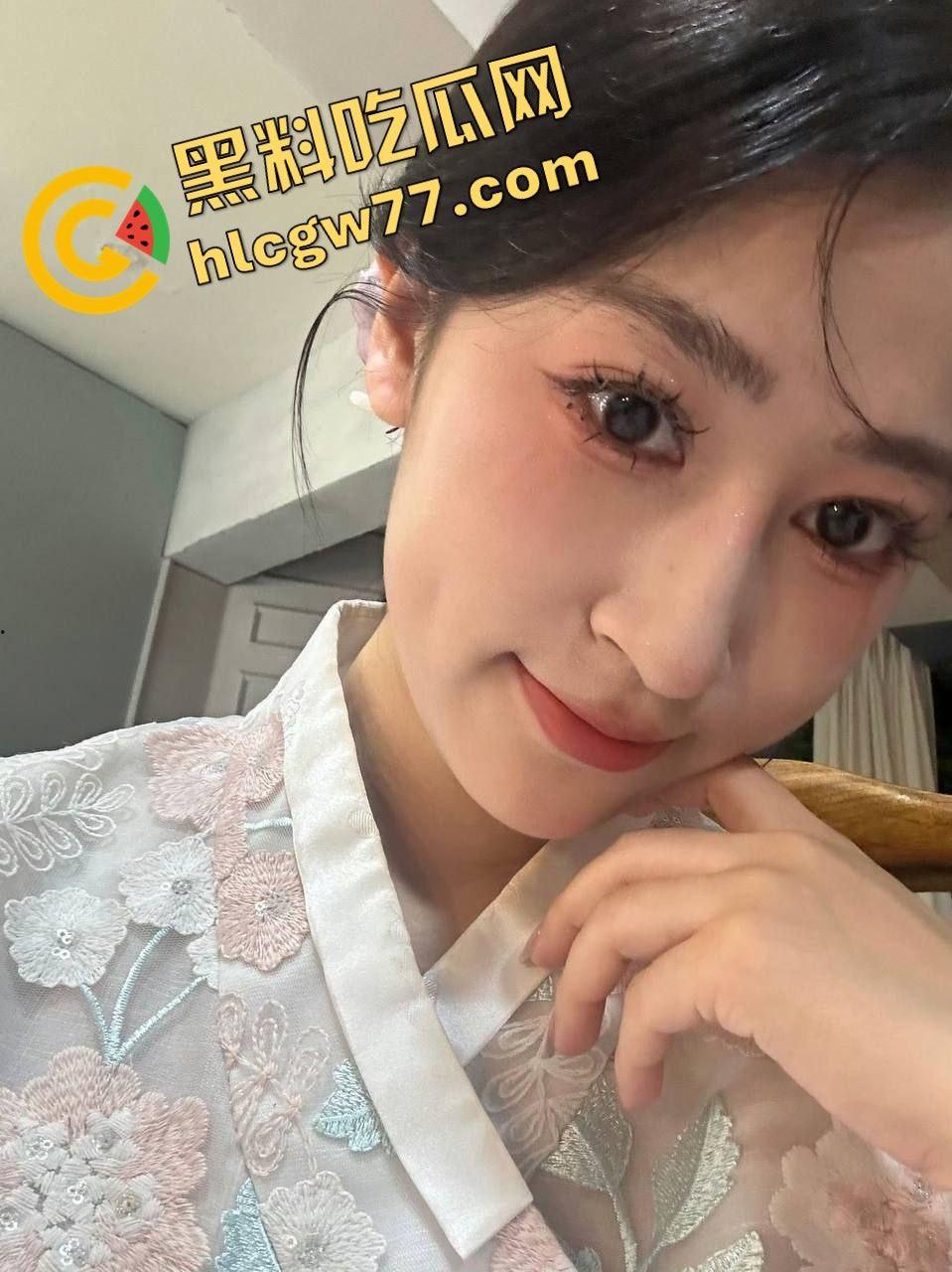 武汉女大学生酒店化身淫荡蒙娜丽莎！黑丝勾魂口活深喉逆天翘臀，男子无脑如电钻一样抽插！-1