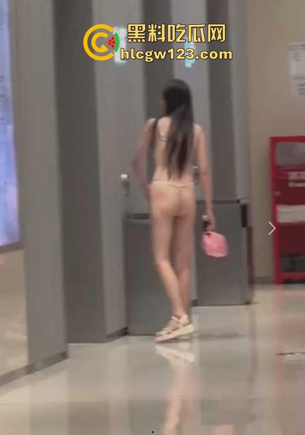 成都万象城 小仙女为完成主人的任务 珍珠丁字裤大胆露出 瞬间火爆全网！-4